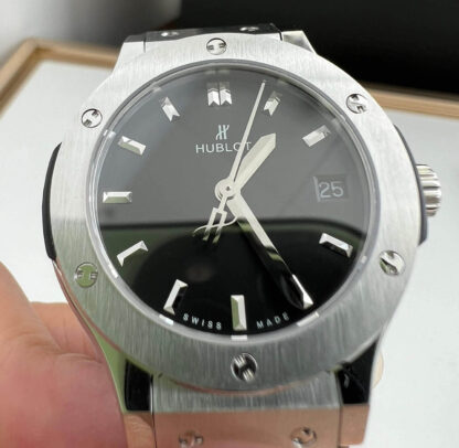 AAA Replica Hublot Classic Fusion 581.NX.1171.RX 33MM Quartz HB Factory Black Strap Woman Watch | aaareplicawatches.is